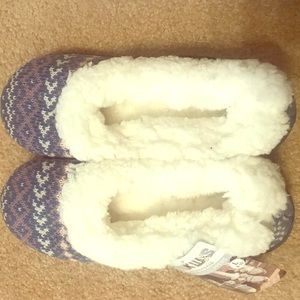 NWT Muk Luk women’s slippers size L (9-10)